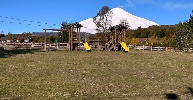 Juegos infantiles con el volcán de fondo