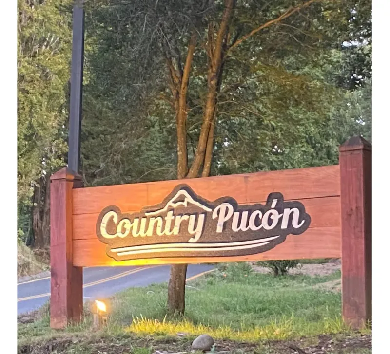 Letrero de entrada al condominio Country Pucón